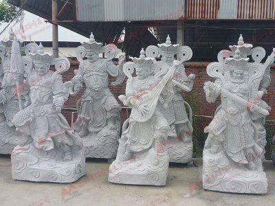 四大天王石雕像