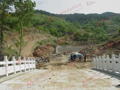 山区道路边汉白玉石栏杆